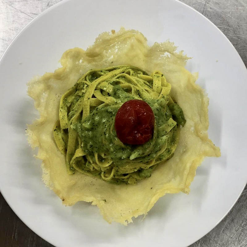 Tagliatella con pesto di rucola su cestino di parmigiano