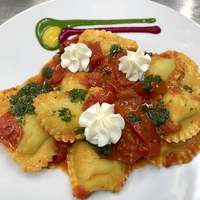 Raviolo ricotta e spinaci con pomodoro fresco basilico e mousse di ricotta