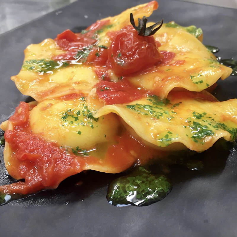 Raviolo di burrata con pomodoro fresco e pesto di basilico